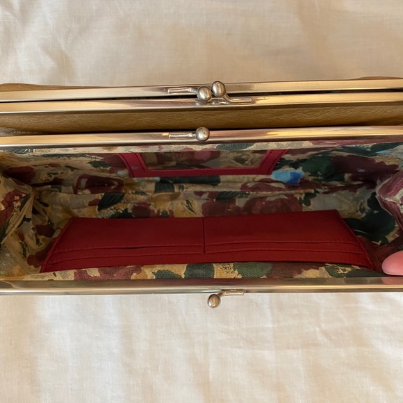 Hobo Lauren slim clutch in gold - Picture 2 of 4